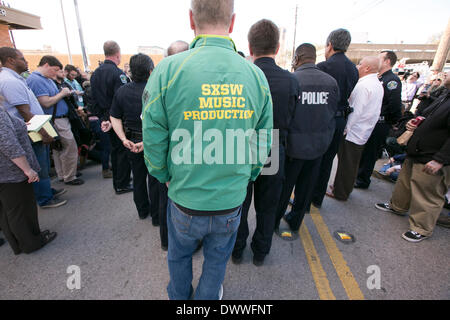 Publikum hört sich Austin Polizeichef sprechen auf Pressekonferenz nach tödlichen Autounfall bei SXSW Veranstaltungsort in der Innenstadt von Austin Stockfoto