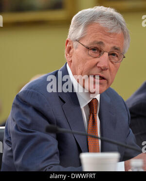 Washington DC, USA. 13. März 2014. US-Verteidigungsminister Chuck Hagel bezeugt vor dem Verteidigung-Unterausschuss des Ausschusses für Haus Mittel während ein Verteidigungshaushalt hören "der FY2015 Abteilung der Verteidigungshaushalt" auf dem Capitol Hill in Washington, D.C., Hauptstadt der Vereinigten Staaten, 13. März 2014 untersuchen soll. Bildnachweis: Xinhua/Alamy Live-Nachrichten Stockfoto