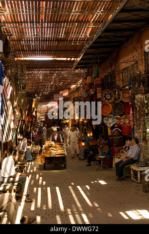 Händler und Kunden in einem Souk in Medina in Marrakesch, Marokko Stockfoto