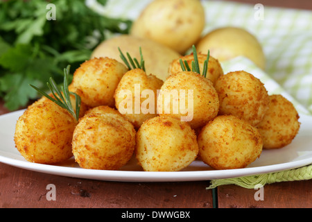 frittierte Kartoffelbällchen (Kroketten) mit Rosmarin Stockfoto