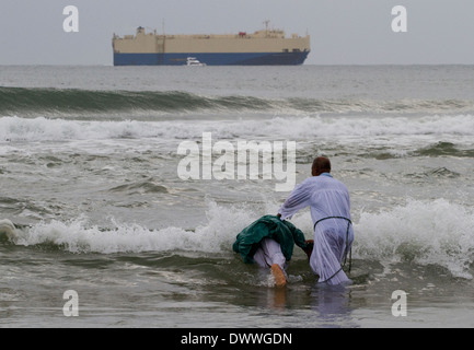 Ein Mann wird im Indischen Ozean am Strand von Durban, 28. März 2010 getauft. Rogan Ward © 2010 Stockfoto