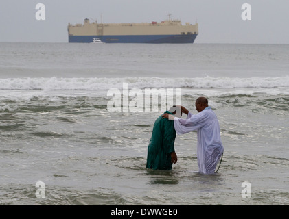 Ein Mann wird im Indischen Ozean am Strand von Durban, 28. März 2010 getauft. Rogan Ward © 2010 Stockfoto