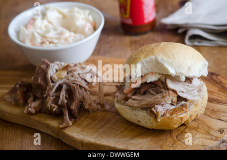 Wir fuhren Schweinefleisch mit Krautsalat Stockfoto