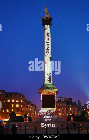 London, UK. 13. März 2014. Banksy Kunstwerk von einem syrischen Mädchen mit einem Ballon wurde auf die Nelsonsäule am Stand mit Syrien Rally, Trafalgar Square, London zum dritten Jahrestag der Krise in Syrien projiziert. Bildnachweis: Paul Brown/Alamy Live-Nachrichten Stockfoto