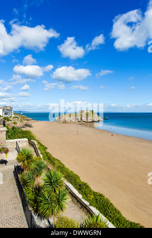 Blick über den Strand von der Esplanade mit Blick auf St. Catherines Island, Tenby, Carmarthen Bay, Pembrokeshire, Wales, UK Stockfoto