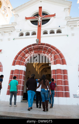 Eine Menge Leute gehen in die Kirche des Schwarzen Christus in Juayua auf die Rutas De La Flores in El Salvador Stockfoto