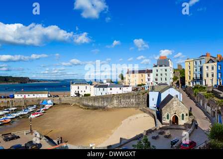 Blick über den Hafen bei Ebbe, Tenby, Carmarthen Bay, Pembrokeshire, Wales, UK Stockfoto