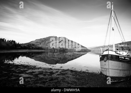 Dun corr bhile Hügel mit inverary Brücke vor. am Loch Fyne, Schottland gelegen. Mit clyde Puffer "vital Spark' Stockfoto