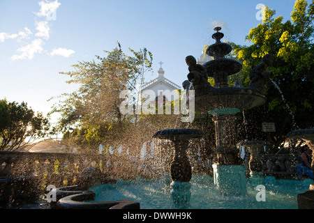 Ein kleiner verzierter Brunnen ziert den Hauptplatz in den Bergen der Stadt von Juayua auf die Rutas De La Flores in El Salvador Stockfoto