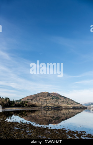 Dun corr bhile Hügel mit inverary Brücke vor. am Loch Fyne gelegen, Schottland. Stockfoto
