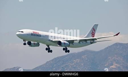 Dragonair Passagierflugzeuge abheben und Aufsteigen am Hong Kong International Airport Hongkong Stockfoto