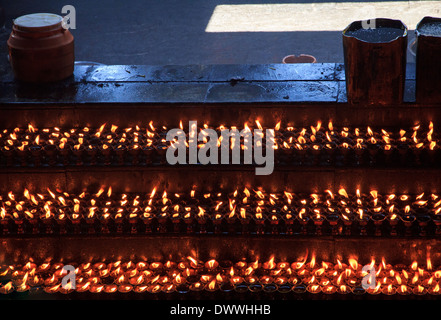 Viele yak Butterlampen vor mehr als 1300 Jahre alt Jokhang Tempel, Lhasa, Tibet Stockfoto