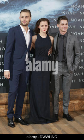 Berlin, Deutschland. 13. März 2014. Britische Schauspieler Douglas Booth (L-R) und Emma Watson und US Schauspieler Logan Lermanarrive für die Europa-Premiere ihres neuen Films Noah in Berlin, Deutschland, 13. März 2014. Der Film beginnt am 3. April 2014 bundesweit. Foto: Jörg Carstensen/Dpa/Alamy Live News Stockfoto