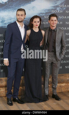 Berlin, Deutschland. 13. März 2014. Britische Schauspieler Douglas Booth (L-R) und Emma Watson und US Schauspieler Logan Lermanarrive für die Europa-Premiere ihres neuen Films Noah in Berlin, Deutschland, 13. März 2014. Der Film beginnt am 3. April 2014 bundesweit. Foto: Jörg Carstensen/Dpa/Alamy Live News Stockfoto