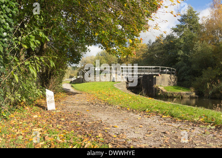 Die 37 Meile Meilenstein von einem Teil des Fluges von dreizehn Schleusen am Leeds-Liverpool-Kanal bei Aspull in der Nähe von Wigan. Stockfoto