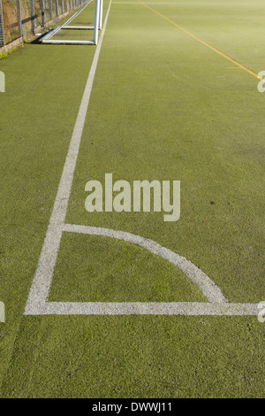 Ecke Markierungen auf einer künstlichen Five-a-Side Fußballfeld. Die Tonhöhe ist eine Allwetter-Kunstrasen-Oberfläche. Stockfoto
