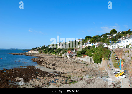 Der felsige Strand von Mawes in Cornwall, Großbritannien Stockfoto