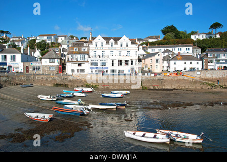 Boote im Hafen bei Ebbe, Mawes, Cornwall, UK Stockfoto