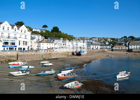 Boote im Hafen bei Ebbe, Mawes, Cornwall, UK Stockfoto