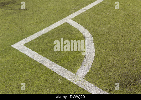 Ecke Markierungen auf einer künstlichen Fußballplatz. Die Tonhöhe ist eine Allwetter-Kunstrasen-Oberfläche. Stockfoto