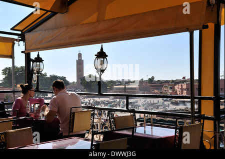 Paare, die in "Restaurant de la Place' mit Blick auf Platz Jema El Fna Marrakesch, Marokko Stockfoto