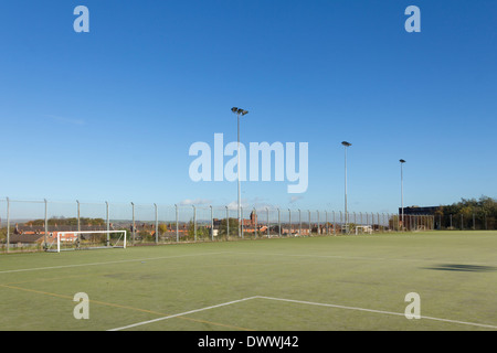 Der Kunstrasen Allwetter-Sportplatz am Harper grün Spielfelder, Farnworth, Bolon, Lancashire. Stockfoto