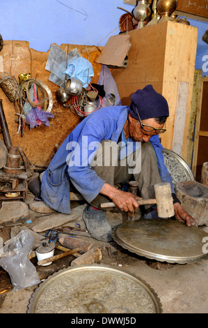 Metall Smith in kleinen Werkstatt aus einem der Souks in der Nähe von Place Djemaa El Fna machen serving Tray Marrakesch, Marokko, Nordafrika Stockfoto