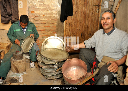 Metall Smith in kleinen Werkstatt aus einem der Souks in der Nähe von Platz Djemaa El Fna in Marrakesch, Marokko, Nordafrika Stockfoto