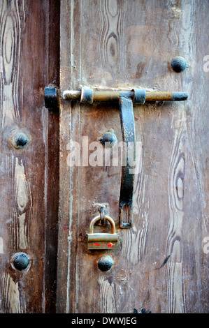 Alte Holztür mit Schiebe-Schraube Hasp und Lock, freigeschaltet, Marrakesch, Marokko Stockfoto