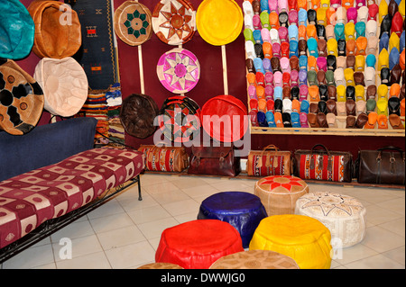 Leder waren, Hocker, Schuhe, Taschen, zum Verkauf im Stall von Marrakesch souk Stockfoto