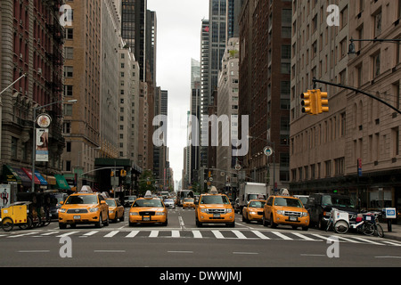 Gelben Taxis warten an der Ampel in New York, USA Stockfoto