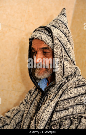 Porträt der marokkanischen Mann gekleidet in traditionellen Djellaba, Marrakesch, Marokko Stockfoto