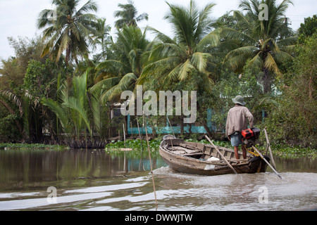 Kleine private Fähre Betrieb auf den Kanälen können Tho Mekong Delta Vietnam Stockfoto