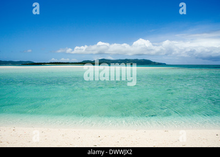 Blaue Meer und den weißen Sandstrand, Präfektur Okinawa, Japan Stockfoto