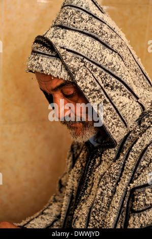 Porträt der marokkanischen Mann gekleidet in traditionellen Berber Djellaba, Marrakesch, Marokko Stockfoto