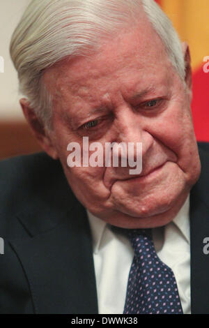 Berlin, Deutschland. 13. März 2014. Der ehemalige deutsche Bundeskanzler Helmut Schmidt besucht ein Abendempfang anlässlich Schmidts 95. Geburtstag in Schloss Bellevue in Berlin, Deutschland, am 13. März 2014. Bildnachweis: ZHang Fan/Xinhua/Alamy Live-Nachrichten Stockfoto