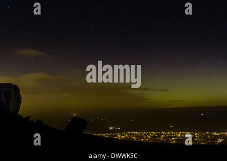 Nordlichter in der Kuh & Kalb-Felsen, über die Yorkshire Stadt Ilkley, UK Stockfoto