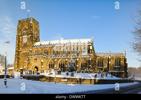 Str. Marys Kirche unter einer Decke von Schnee an einem sonnigen Wintertag in Thirsk, North Yorkshire. Januar. Stockfoto