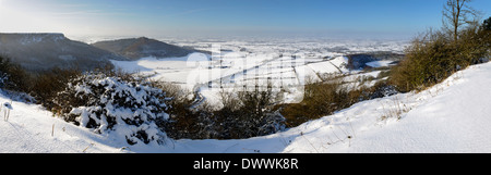 Die Vale Mowbray mit Schnee bedeckt auf einem hellen Wintermorgen von Sutton Bank in den North York Moors National Park aus gesehen Stockfoto