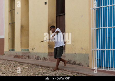 Kubanische junge Baseball zu spielen, auf der Straße mit einem Stock, Trinidad, Kuba Stockfoto