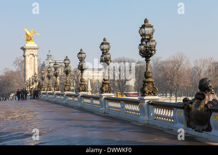 PARIS, Frankreich - 5. März 2011: Berühmte Pont Alexandre III in Paris, Frankreich. Stockfoto