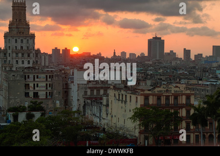 Real Fábrica de Tabacos Partagás Gebäude und Centro Habana bei Sonnenuntergang, Havanna, Kuba Stockfoto