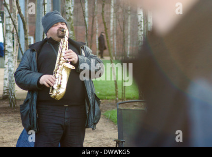 Straßenmusiker in London. Saxophonist auf Straße Stockfoto