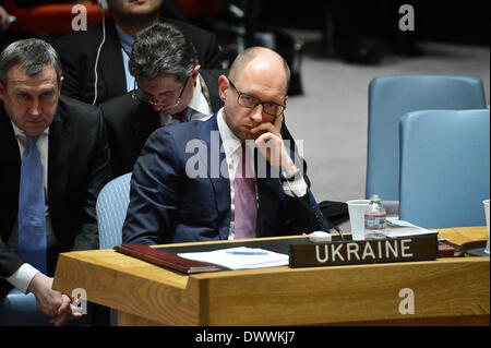 (140313)--New York, 13. März 2014 (Xinhua)--ukrainische Ministerpräsidentin Arseniy Yatsenyuk (vorne) besucht ein Treffen der Nationen Sicherheitsrat über die Situation der Ukraine, im UN-Hauptquartier in New York am 13. März 2014. (Xinhua/Niu Xiaolei) Stockfoto