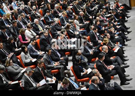 (140313)--New York, 13. März 2014 (Xinhua)--Diplomaten aus nicht - UN-Sicherheitsrat Mitgliedstaaten eine Sitzung des Sicherheitsrats über die Situation der Ukraine, im UN-Hauptquartier in New York am 13. März 2014 teilnehmen. (Xinhua/Niu Xiaolei) Stockfoto