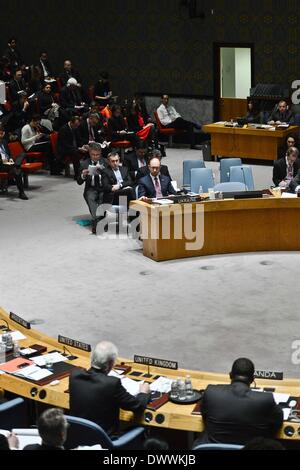 (140313)--New York, 13. März 2014 (Xinhua)--Ukrainian Prime Minister Arseniy Yatsenyuk (C) besucht ein Treffen der Nationen Sicherheitsrat über die Situation der Ukraine, im UN-Hauptquartier in New York am 13. März 2014. (Xinhua/Niu Xiaolei) Stockfoto