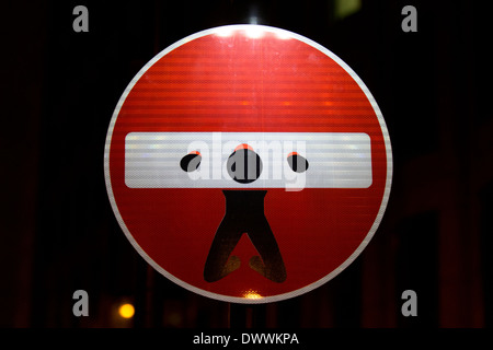 Graffiti an einem No Entry Straßenschild, Mansell Street, London, England, UK. Stockfoto