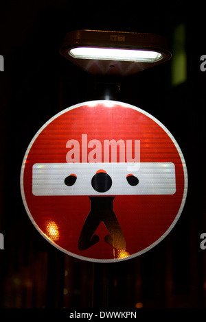 Graffiti an einem No Entry Straßenschild, Mansell Street, London, England, UK. Stockfoto