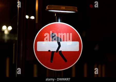 Graffiti an einem No Entry Straßenschild, Mansell Street, London, England, UK. Stockfoto