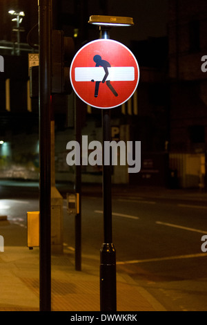 Graffiti an einem No Entry Straßenschild, Mansell Street, London, England, UK. Stockfoto